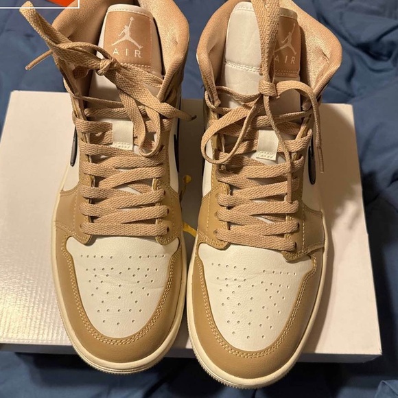 Women’s Air Jordan 1 Mid Desert - Picture 4 of 9